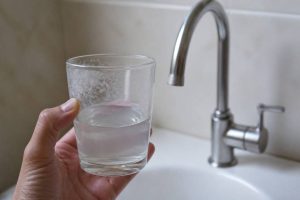 Calcário na água: causas, riscos e como eliminar